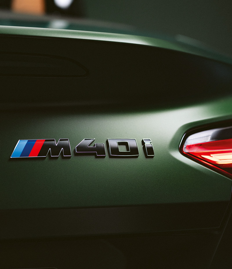 REAR LOGO M40i IN BLACK. 